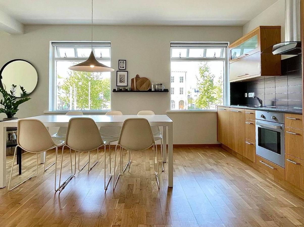 Day Dream Townhall Square Apartments Akureyri Bagian luar foto